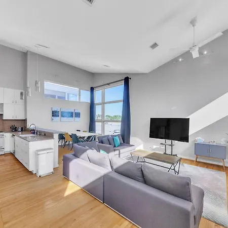 Modern Comfort In The Heart Of Museum District Townhouse